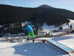 Board slide na bednce v Harrachov - Snowboarding in Harrachov (foto 10)