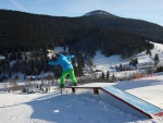 Board slide na bednce v Harrachov - Snowboarding v Harrachov (foto 10)